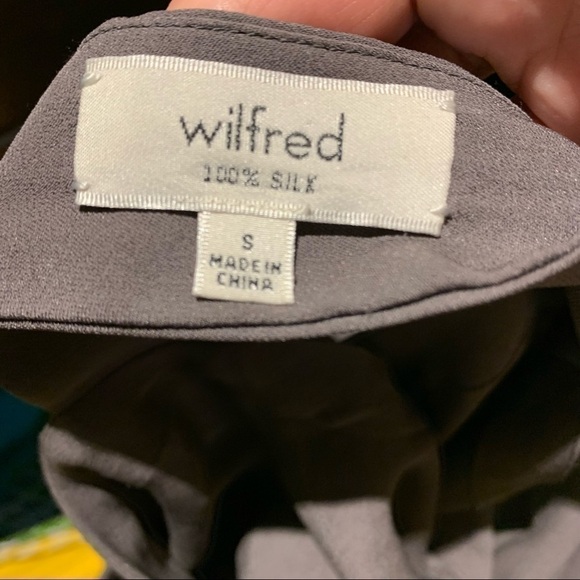𝅺WILFRED Aritzia Silk Blouse Gray Crepe V Neck Front Back XS Classic Minimalist - Picture 9 of 9